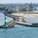 Warnemünde mit Strandbad und Hafenleuchtturm