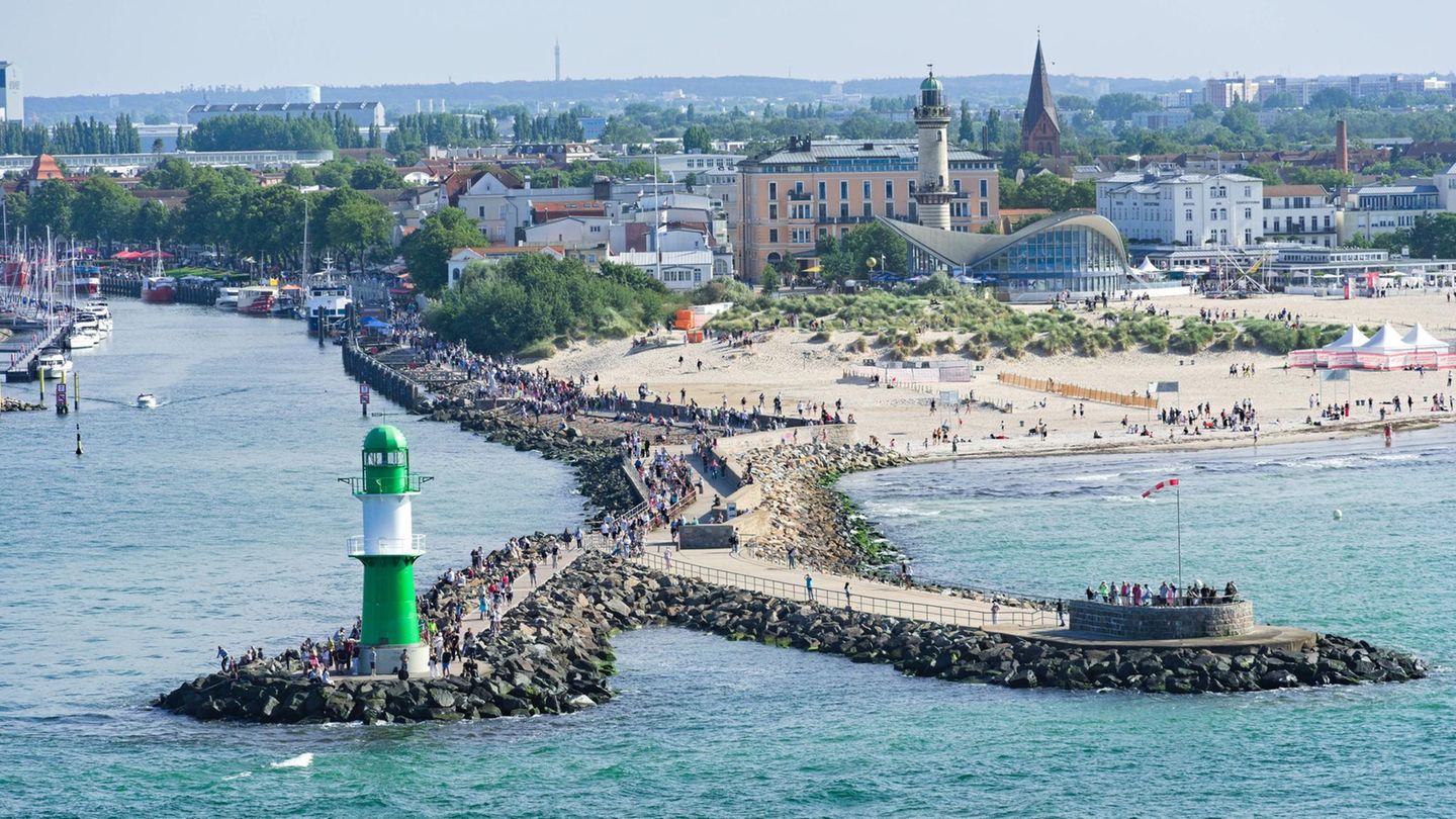 Warnemünde mit Strandbad und Hafenleuchtturm