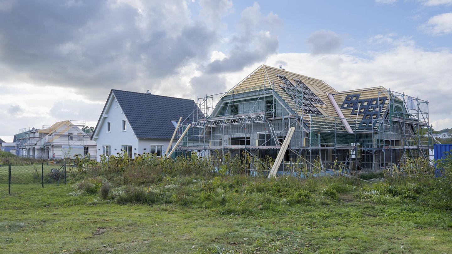 Eingerüstetes Wohnhaus, Rohbau mit Dachstuhl, in Sellin
