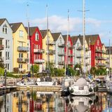 Segeljachten und bunte Häuser mit Ferien-Apartments im Hafen von Greifswald