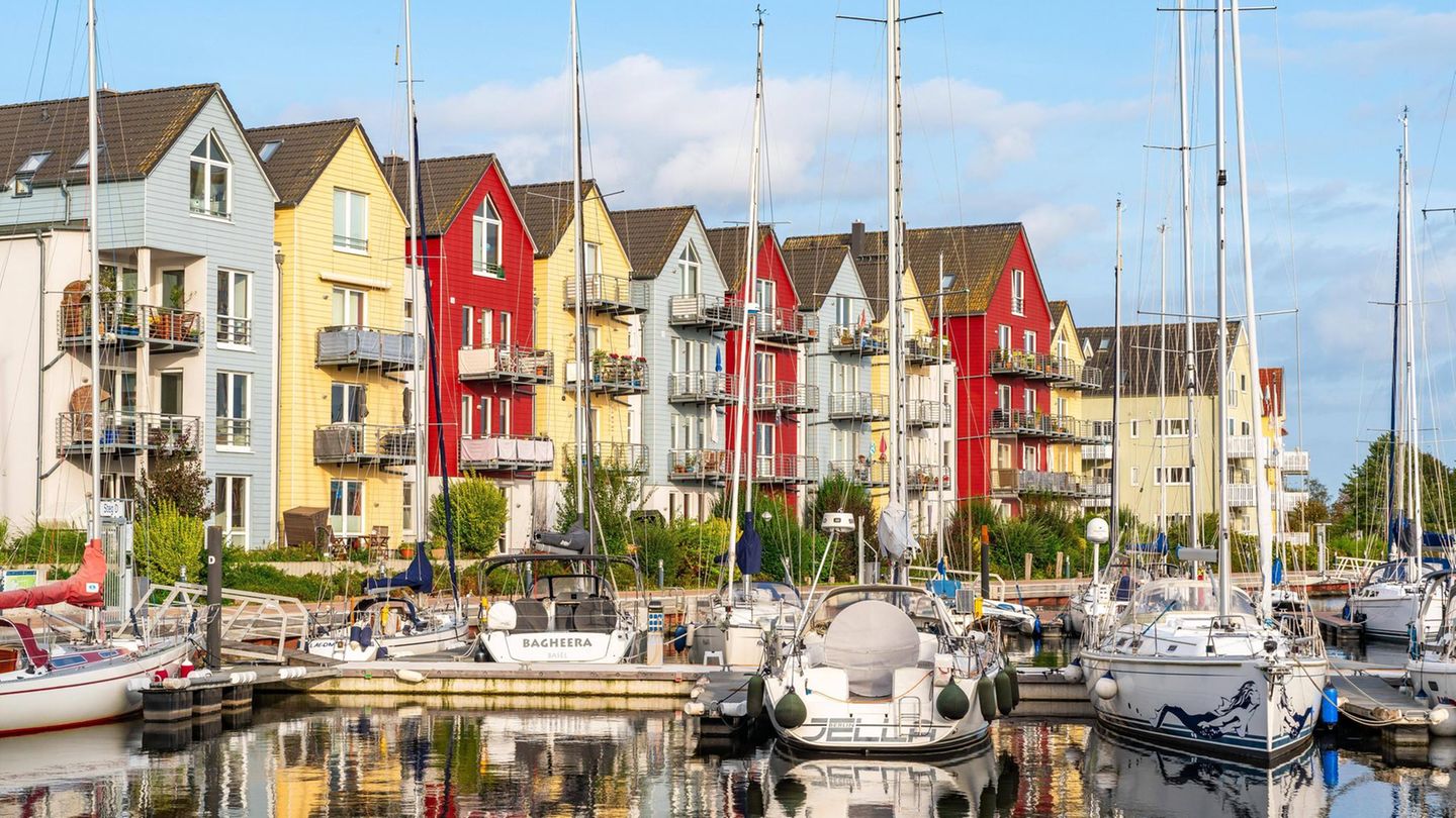 Segeljachten und bunte Häuser mit Ferien-Apartments im Hafen von Greifswald