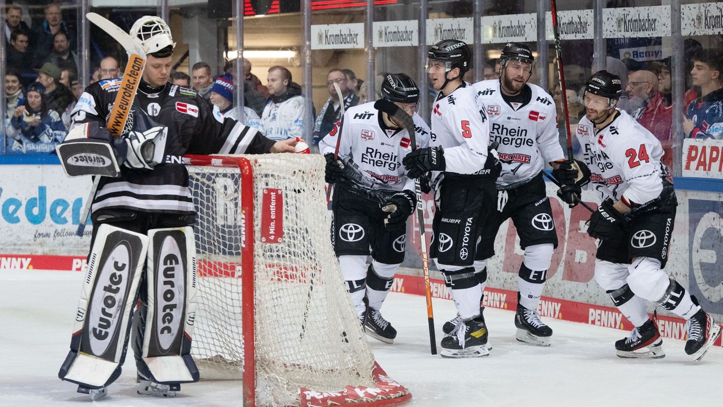 Torhüter Jonas Neffin (l) kommt zu den Eisbären. (Archivbild) Foto: Bernd Thissen/dpa