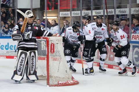 Torhüter Jonas Neffin (l) kommt zu den Eisbären. (Archivbild) Foto: Bernd Thissen/dpa