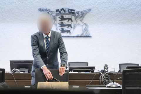 Sein Posten ist zwar abgeschafft, aber der Inspekteur bezieht weiter Bezüge. Foto: Marijan Murat/dpa