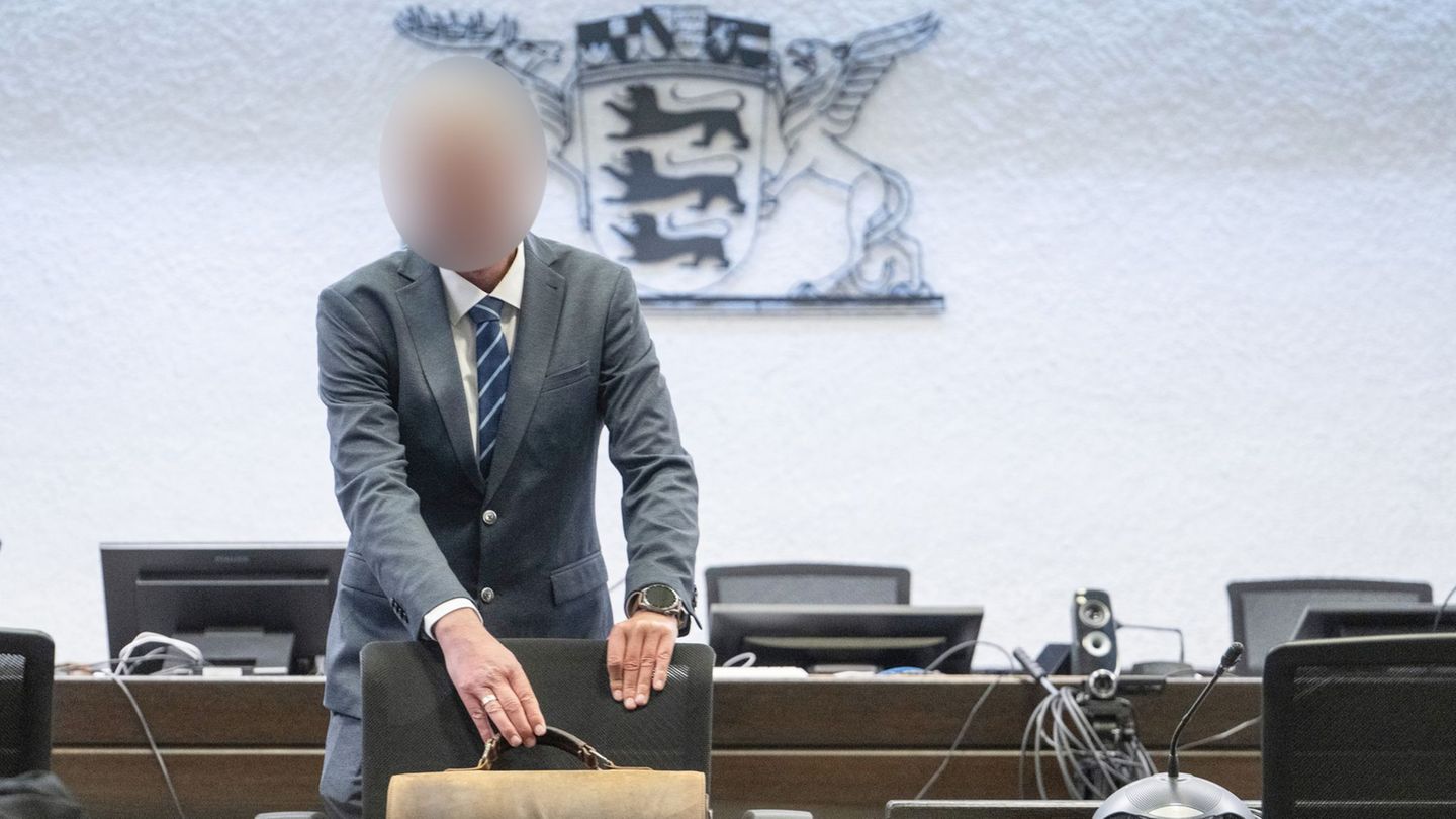 Sein Posten ist zwar abgeschafft, aber der Inspekteur bezieht weiter Bezüge. Foto: Marijan Murat/dpa