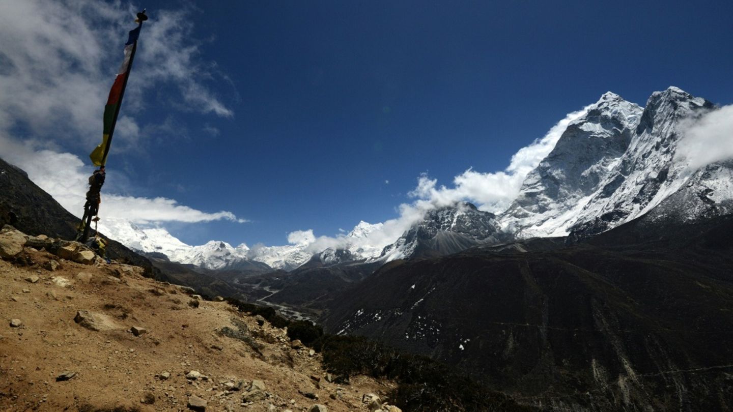 Everest-Kette mit Lhotse (L), Makalu (M) und Ama Dablam