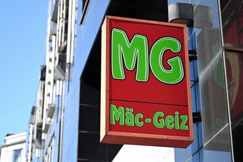 In vielen ostdeutschen Städten gibt es Filialen der Kette Mäc Geiz. Foto: Elisa Schu/dpa