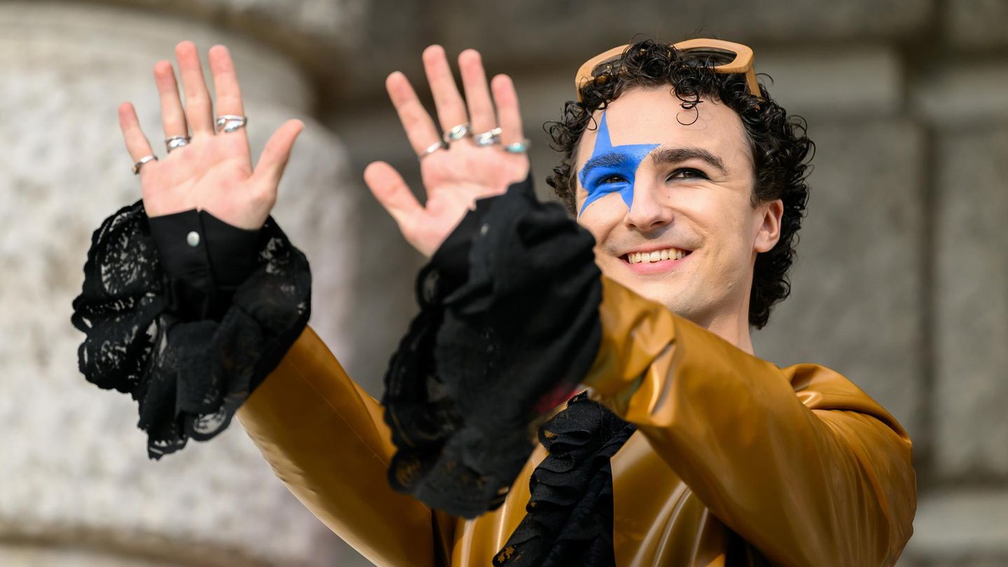 Sänger Cosmo winkt seinen Fans zu