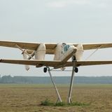 Eine PZL „M‑15 Belphegor“ steht als Denkmal auf einem Ständer