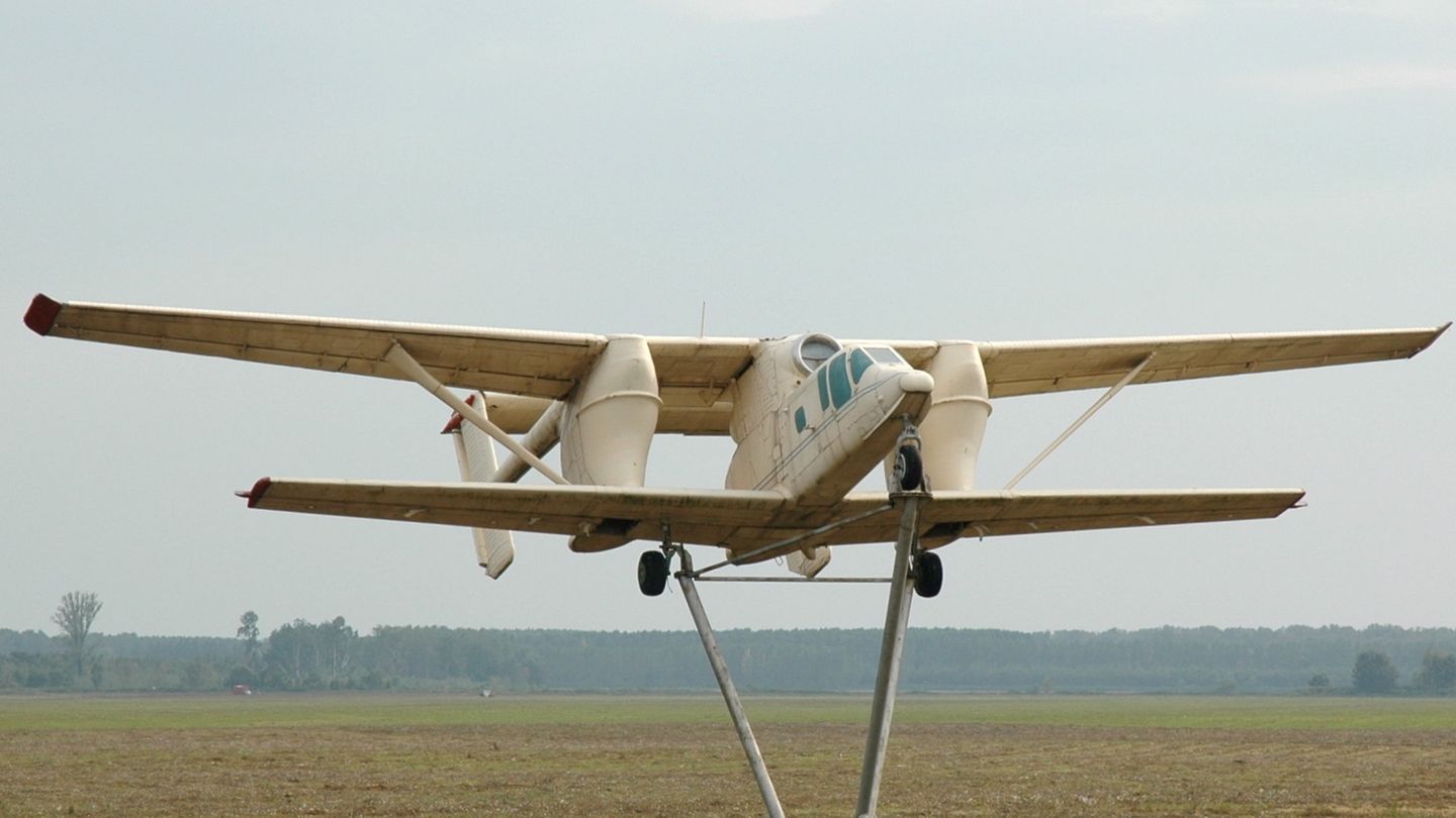 Eine PZL „M‑15 Belphegor“ steht als Denkmal auf einem Ständer