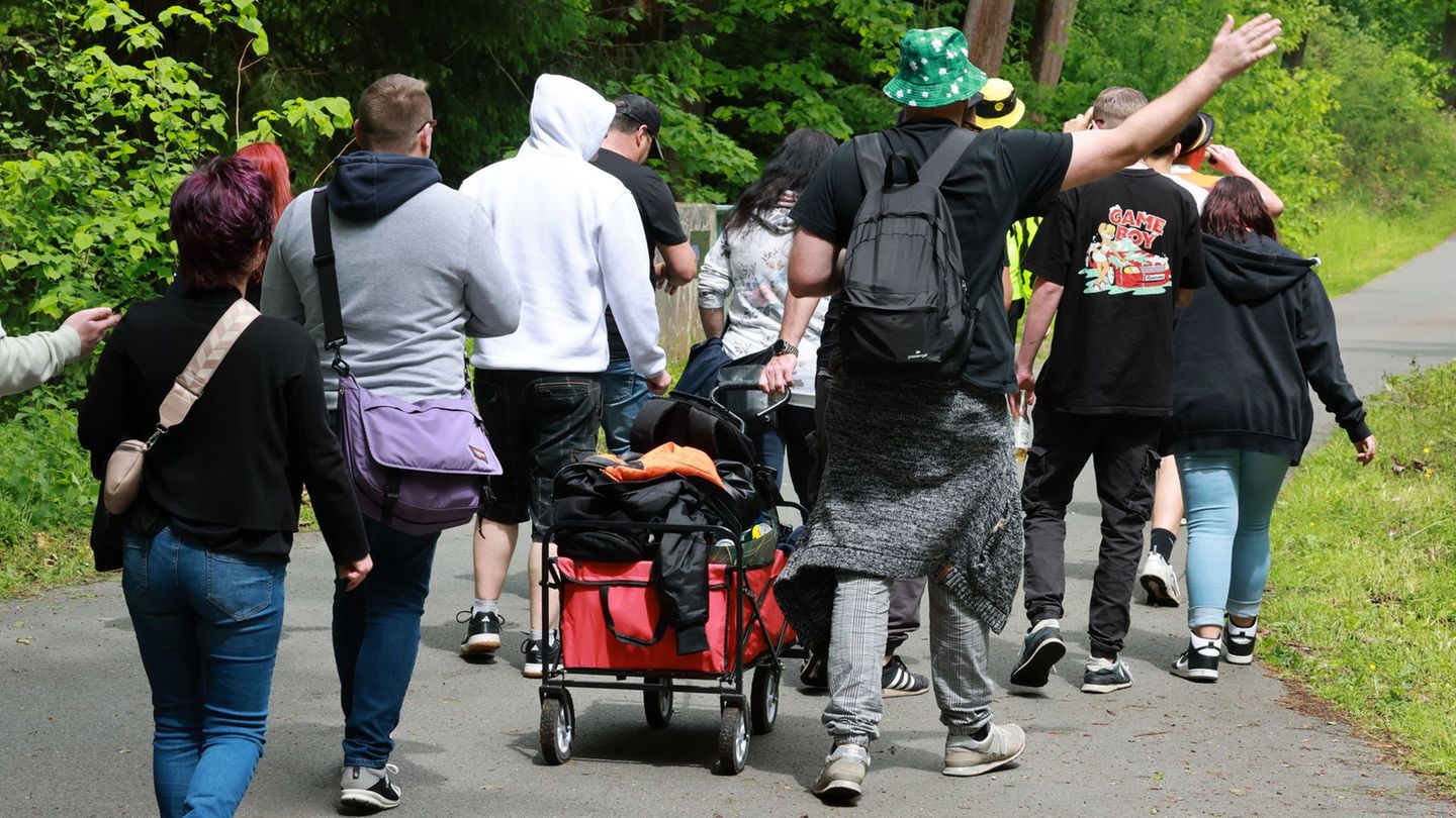 Zu Fuß ins Grüne: Den Feiertag Christi Himmelfahrt nutzen viele Thüringer für einen Ausflug mit Freunden. (Symbolbild) Foto: Bod