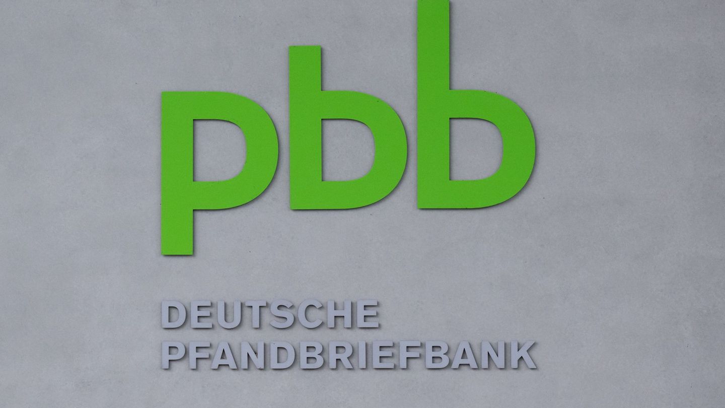 Das Logo der Deutschen Pfandbriefbank. Die Finanzierung von Gewerbeimmobilien ist seit Jahren ein schwieriges Geschäft, der Iran