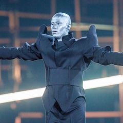 Lion Ceccah performt mit einem Mikro auf der Bühne