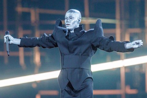 Lion Ceccah performt mit einem Mikro auf der Bühne