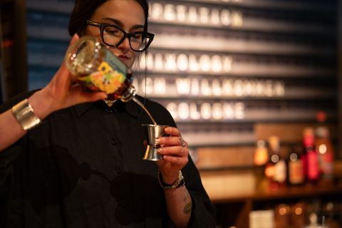 Diese Nachricht ist nicht aus den 80ern: Clara Schoper (24) aus der Münchner "Zephyr Bar" hat mit "Rum-Cola" einen Cocktailwettb