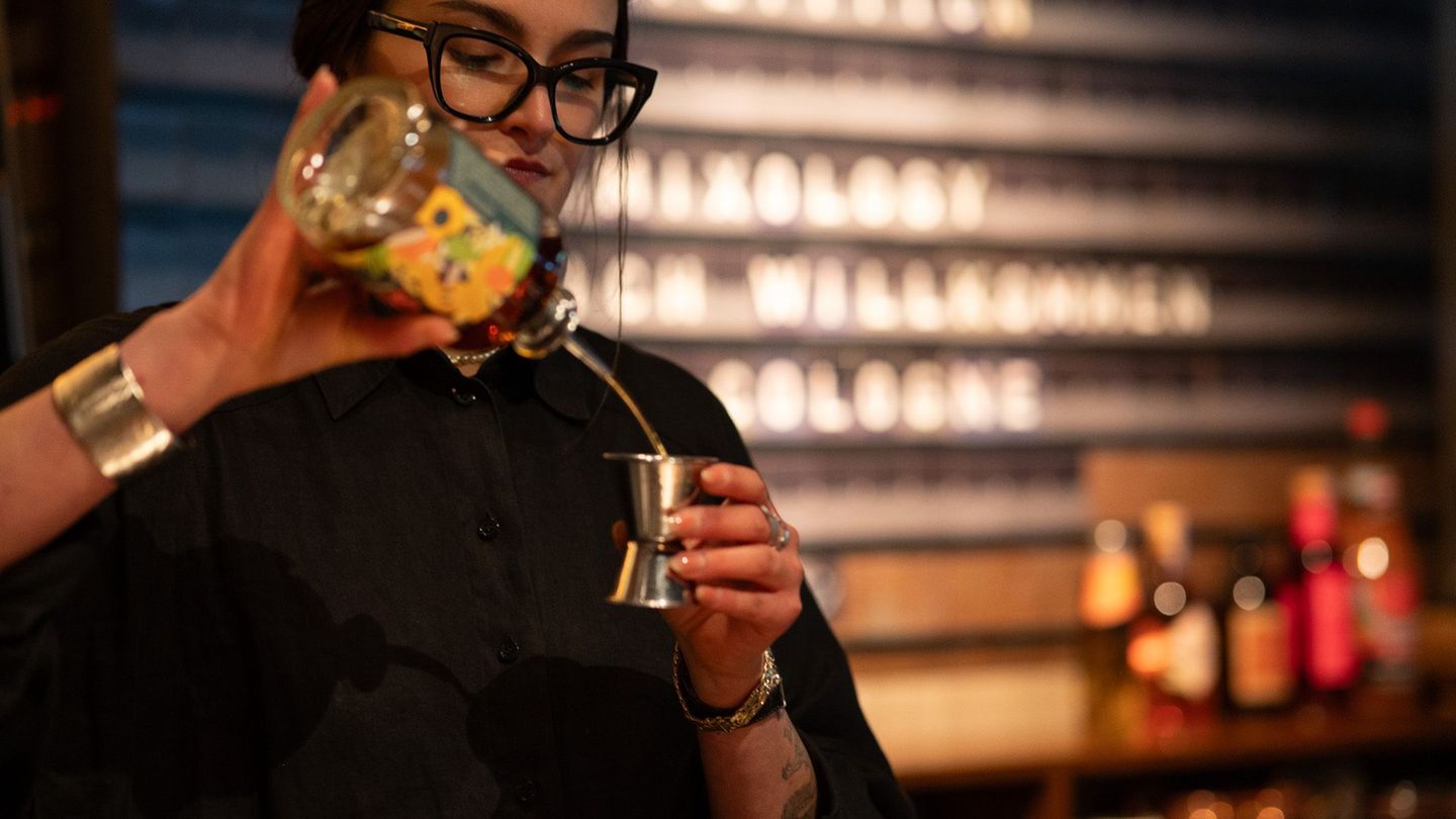Diese Nachricht ist nicht aus den 80ern: Clara Schoper (24) aus der Münchner "Zephyr Bar" hat mit "Rum-Cola" einen Cocktailwettb