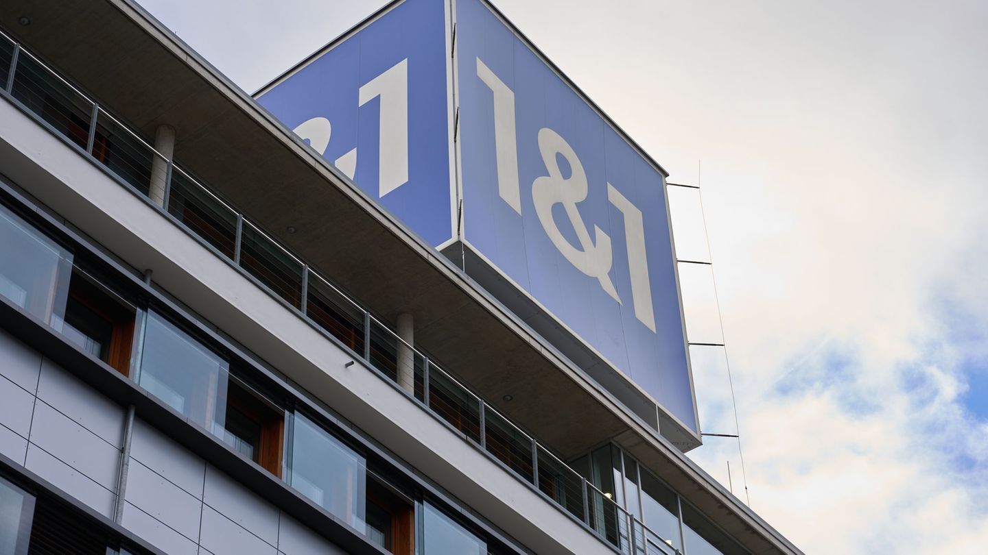 Das 1&1-Firmenlogo auf dem Dach der Firmenzentrale in Montabaur. Foto: Thomas Frey/dpa