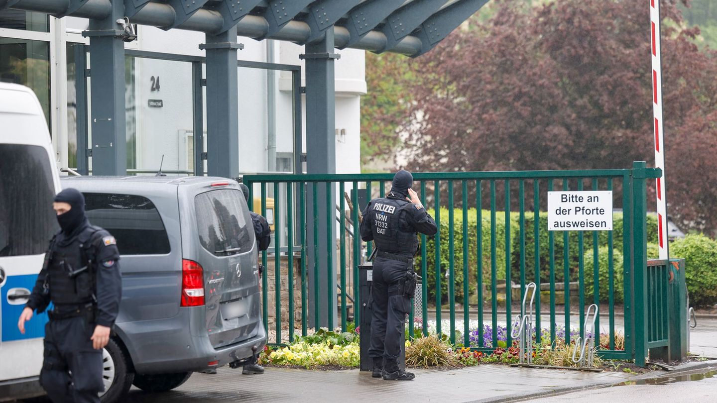 Justizvollzugsbeamte stehen im Verdacht, als Gegenleistung für das Gewähren von Hafterleichterungen Vorteile angenommen zu haben