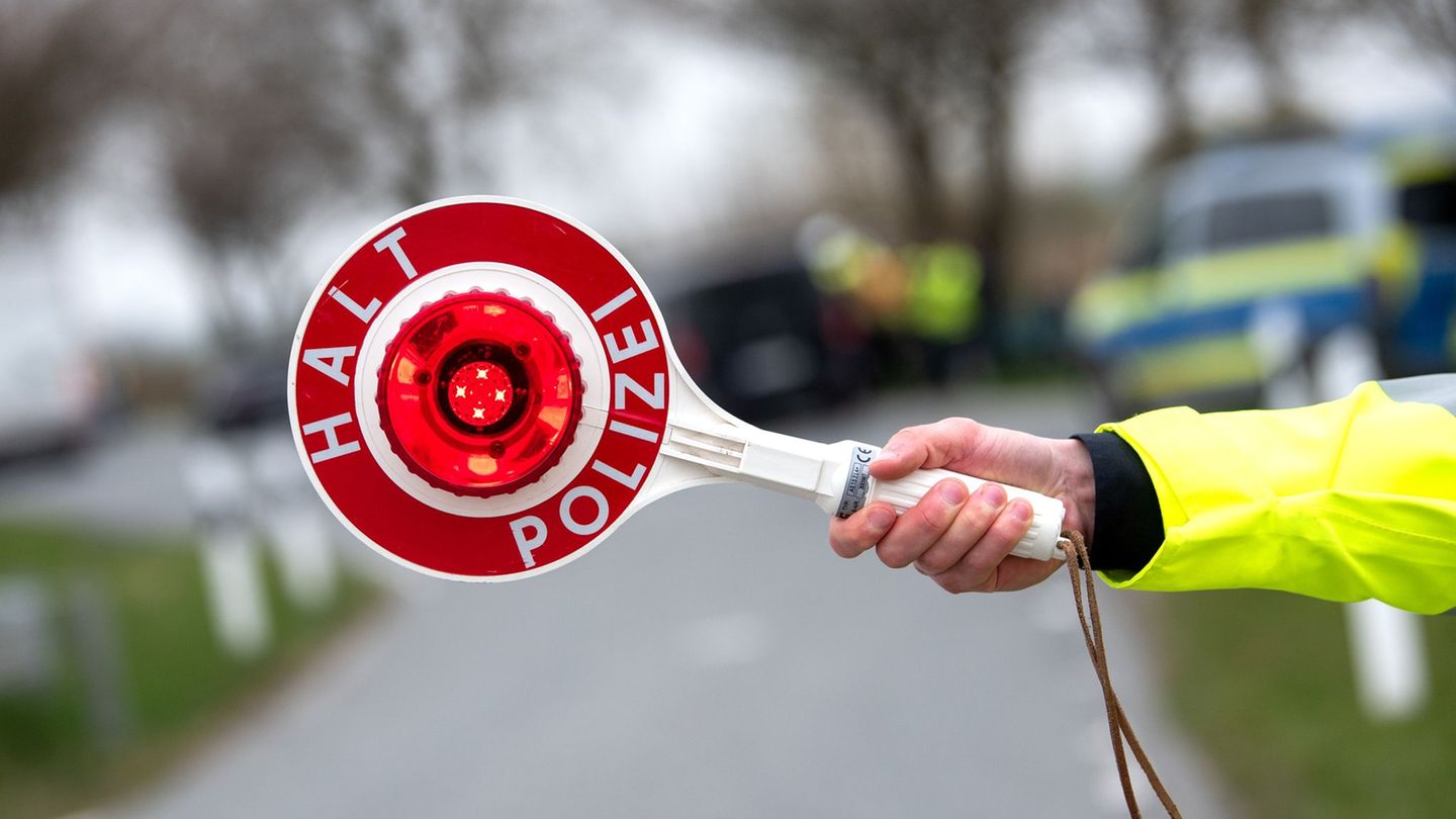 Ein Mann ist von der Polizei beim Fahren ohne Führererlaubnis erwischt worden - zum bereits 14. Mal. (Illustration) Foto: Daniel