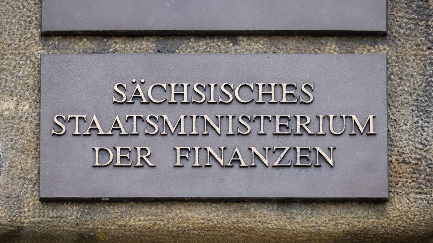 Weniger Steuern, mehr Ausgaben: Eine neue Steuerschätzung sorgt für Sorgenfalten in Sachsens Rathäusern. (Symbolbild) Foto: Robe