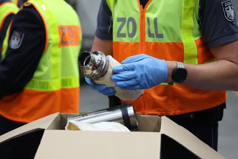 Der Zoll überwacht die internationalen Warensendungen. Foto: Jan Woitas/dpa