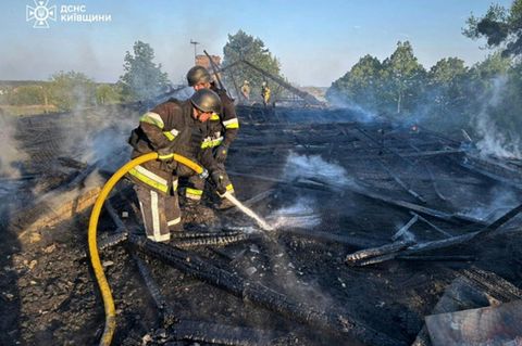 Feuerwehrleute löschen Brand in der Region Kiew