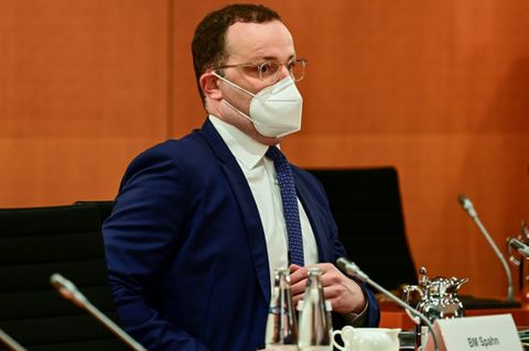 Jens Spahn 2021 mit Maske in Bundestag