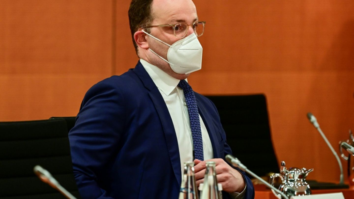 Jens Spahn 2021 mit Maske in Bundestag