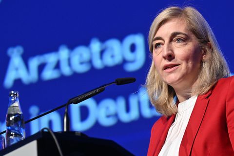 Ministerin Warken verteidigte ihr Sparpaket gegen Kritik der Ärzte. Foto: Julian Stratenschulte/dpa