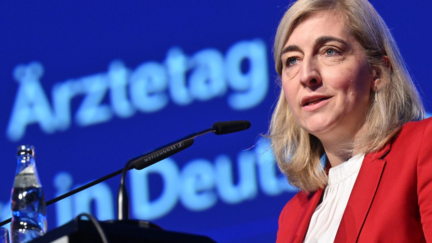 Ministerin Warken verteidigte ihr Sparpaket gegen Kritik der Ärzte. Foto: Julian Stratenschulte/dpa
