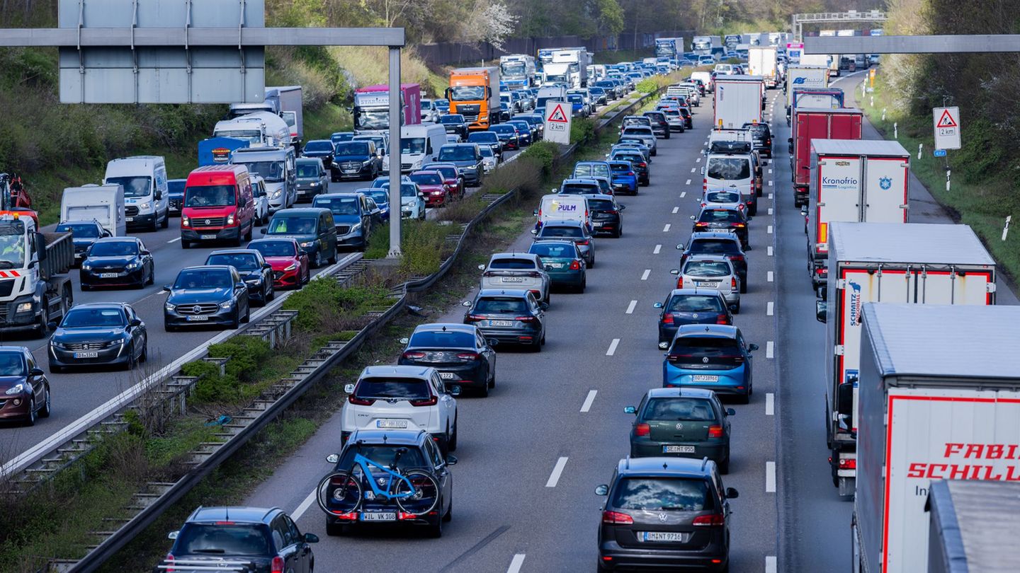 Auch auf der A1 rechnet die Autobahn GmbH mit viel Verkehr. (Symbolbild) Foto: Rolf Vennenbernd/dpa