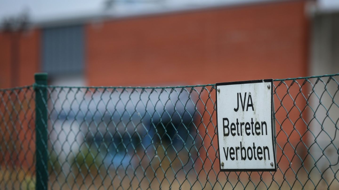 Zaun vor Gefängnis