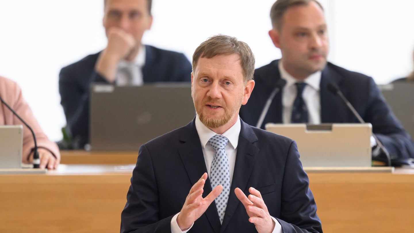 Sachsens Ministerpräsident Michael Kretschmer (CDU) hat die zunehmende Belastung der Kommunen durch Programme des Bundes kritisi