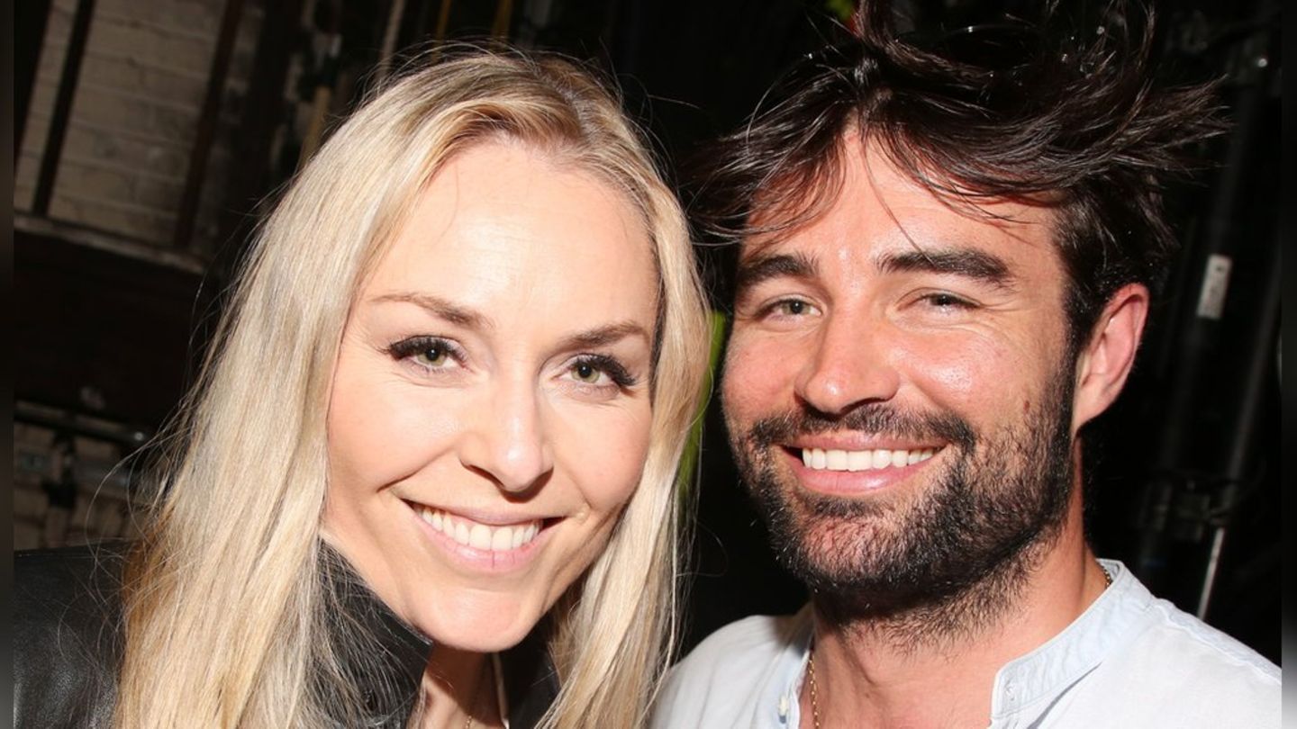 Lindsey Vonn und Matthieu Bailet strahlen nach der Broadway-Premiere des Musicals "The Outsiders" im Bernard B. Jacobs Theatre