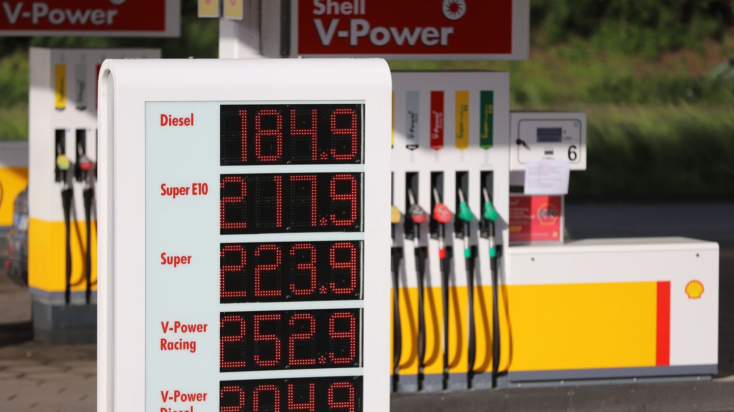 Die Preistafel an einer Shell-Tankstelle an der Autobahn 59 zeigt für Diesel einen Preis von 1,849 Euro pro Liter an. Foto: dpa