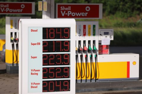 Die Preistafel an einer Shell-Tankstelle an der Autobahn 59 zeigt für Diesel einen Preis von 1,849 Euro pro Liter an. Foto: dpa