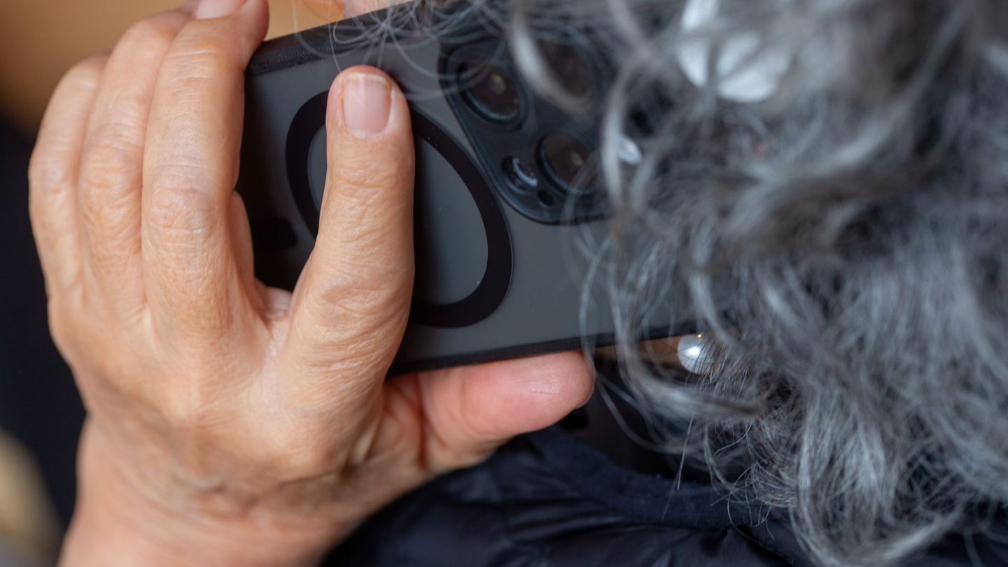 Prepaid oder Postpaid - was für eine Sim-Karte ist in diesem Handy? Vermutlich letzteres. Foto: Fernando Gutierrez-Juarez/dpa
