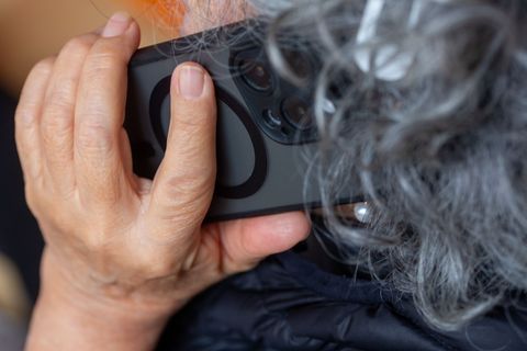 Prepaid oder Postpaid - was für eine Sim-Karte ist in diesem Handy? Vermutlich letzteres. Foto: Fernando Gutierrez-Juarez/dpa