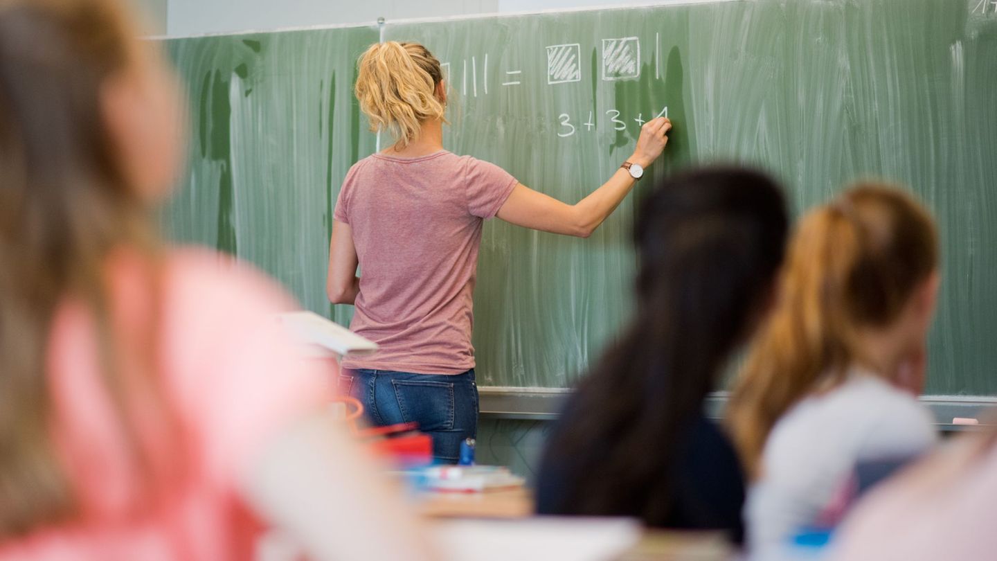 In Hildesheim und Lüneburg können Bachelorabsolventen den Quereinstieg ins Lehramt machen. Foto: Julian Stratenschulte/dpa