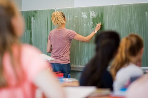 In Hildesheim und Lüneburg können Bachelorabsolventen den Quereinstieg ins Lehramt machen. Foto: Julian Stratenschulte/dpa