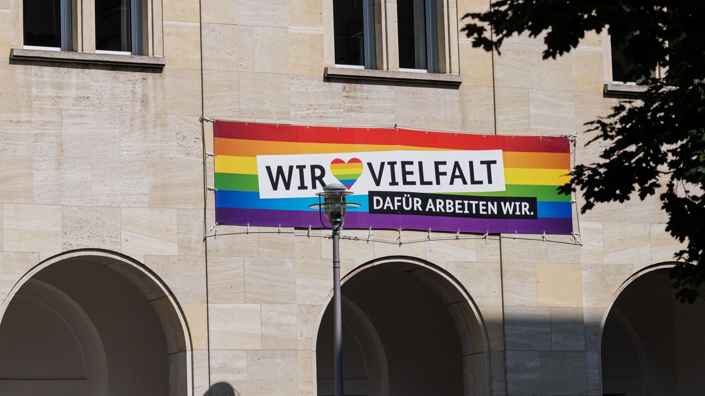 Einem Bericht zufolge wurden 723 Beleidigungen und Anfeindungen gegen queere Menschen und Initiativen im Jahr 2025 gezählt. (Arc