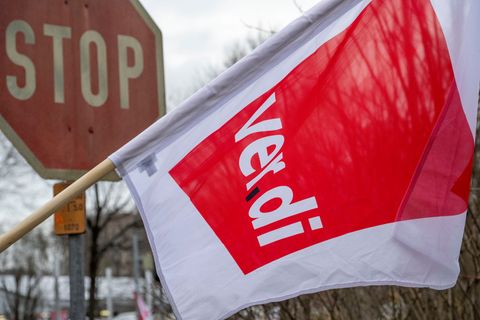 Im Tarifstreit im kommunalen Nahverkehr erhöht Verdi den Druck. (Symbolbild) Foto: Stefan Puchner/dpa
