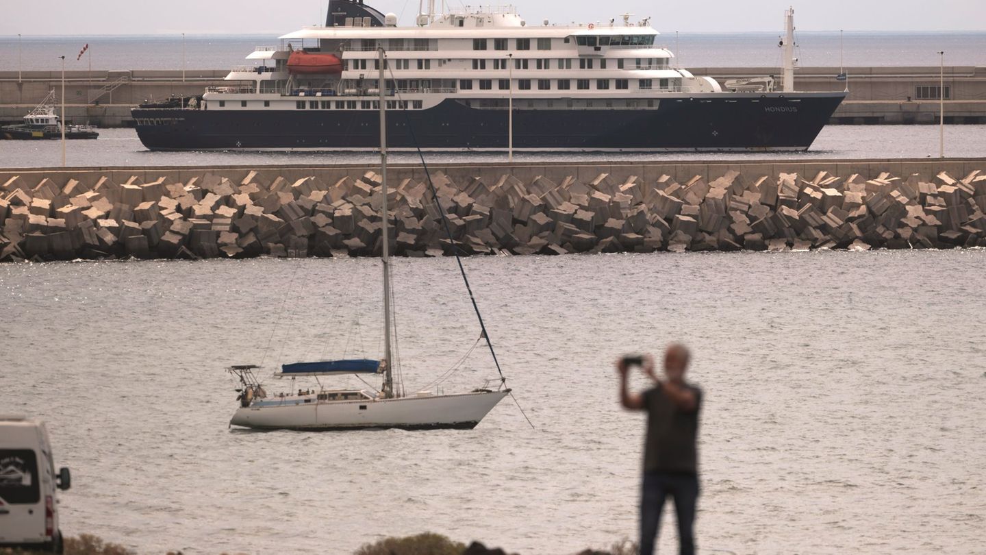 Die "Hondius" liegt vor Teneriffa. Foto: Arturo Rodriguez/AP/dpa