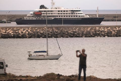 Die "Hondius" liegt vor Teneriffa. Foto: Arturo Rodriguez/AP/dpa