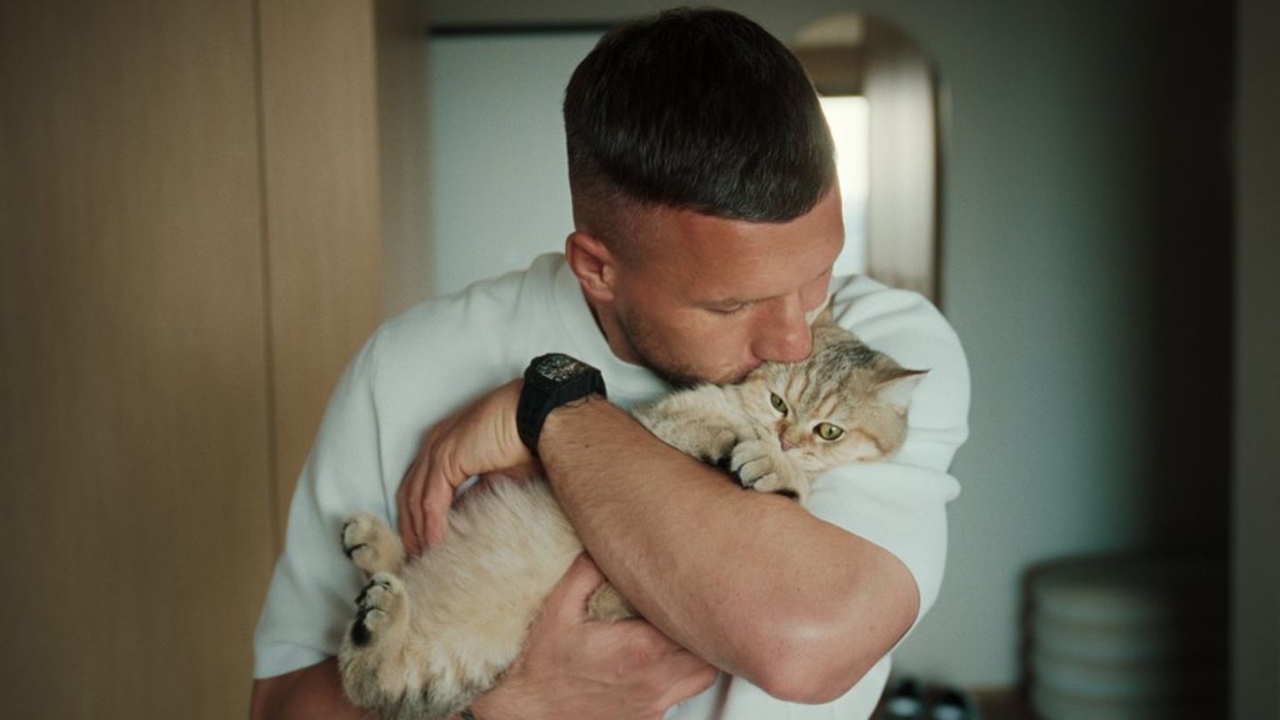 Private Einblicke: Netflix begleitet Lukas Podolski bei Treffen mit seiner Familie und Freunden - und auch beim Schmusen mit d