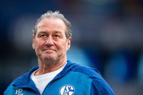 Huub Stevens war mehrfach und insgesamt gut sieben Jahre Trainer des FC Schalke 04 (Archivbild). Foto: Guido Kirchner/dpa