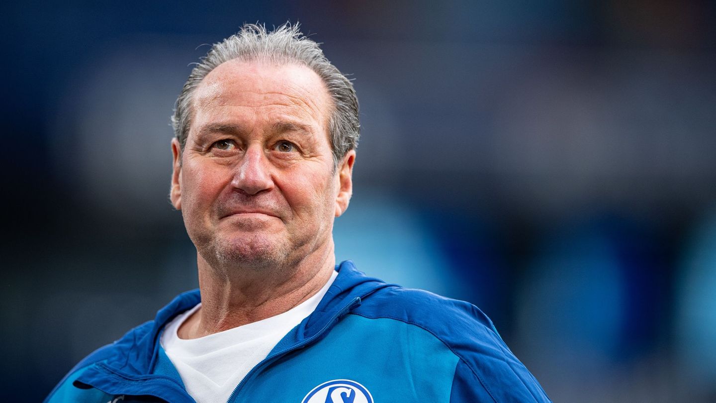 Huub Stevens war mehrfach und insgesamt gut sieben Jahre Trainer des FC Schalke 04 (Archivbild). Foto: Guido Kirchner/dpa