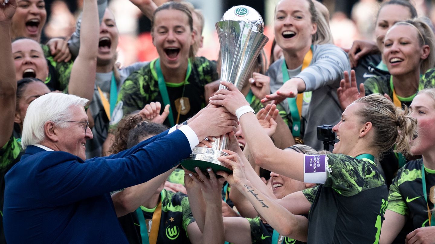 2024 nach dem Finale gegen Bayern durfte Alexandra Popp den DFB-Pokal in die Höhe stemmen - und diesmal? (Archivbild) Foto: Fabi