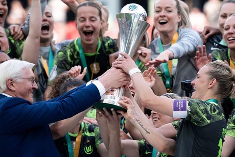 2024 nach dem Finale gegen Bayern durfte Alexandra Popp den DFB-Pokal in die Höhe stemmen - und diesmal? (Archivbild) Foto: Fabi