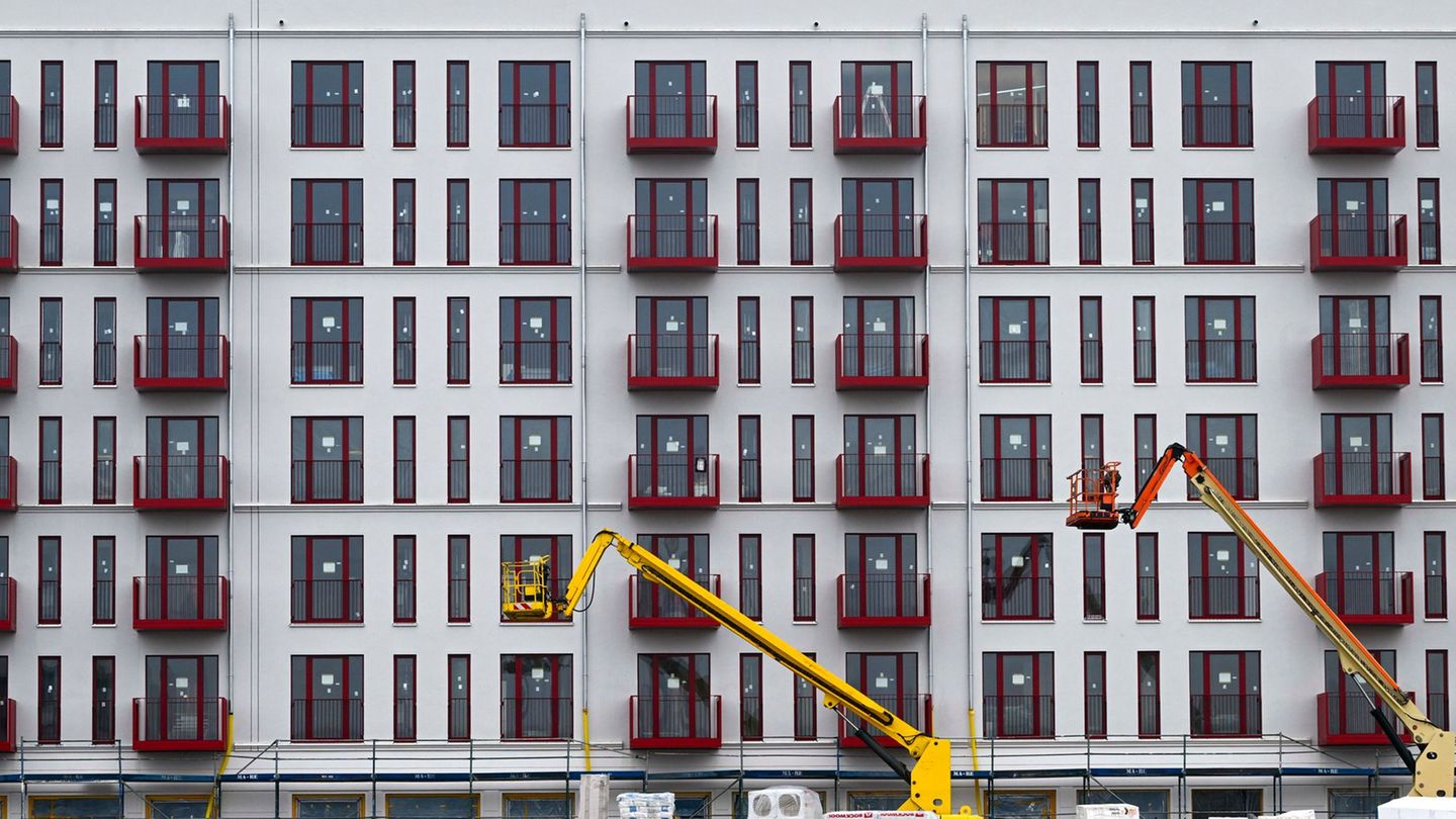 In Berlin fehlen bezahlbare Wohnungen, und Bauprojekte werden immer teurer. (Archivbild) Foto: Jens Kalaene/dpa
